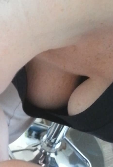 Voyeur Downblouse Cleavage Oops Nipslip Tits Boobs Nipple