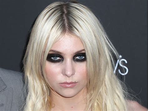 gossip girl star taylor momsen 17 flashes breasts during pretty
