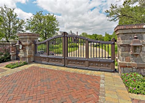 rustic driveway gate harold leidner  landscape architects dallas texas entrance gates