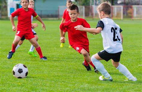 descubre los beneficios de jugar futbol  ninos  adolescentes la