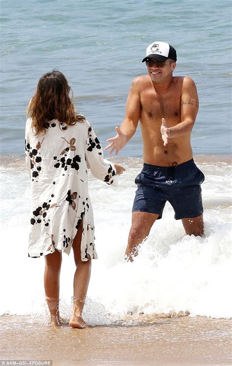 jessica alba shows off her beach body as she lovingly kisses cash warren during hawaiian holiday