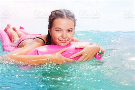 Gadis Remaja Lucu Berbaring Di Matras Di Laut Foto Stok Unduh Gambar