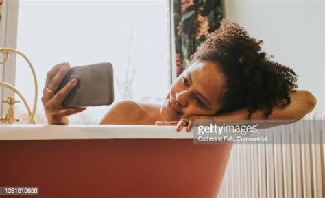 Black Woman Bath Tub Photos Et Images De Collection Getty Images