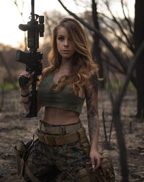 Pin Auf Hot Military Babes Sexy Girls And Guns Girls With Weapons