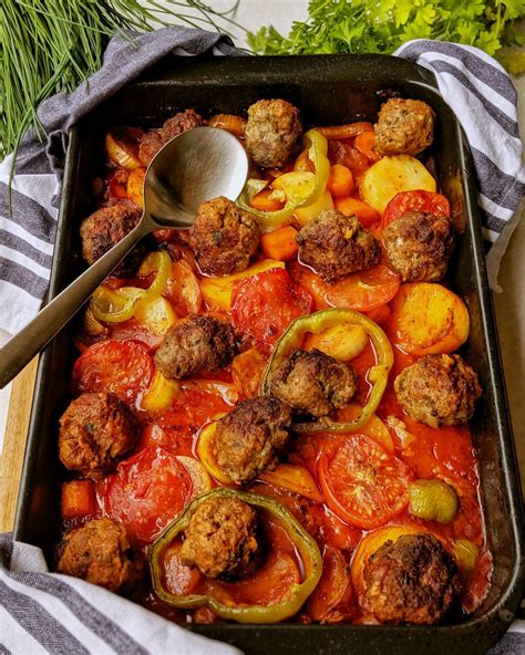 gebackene kartoffeln  tomatensosse mit hackbaellchen und