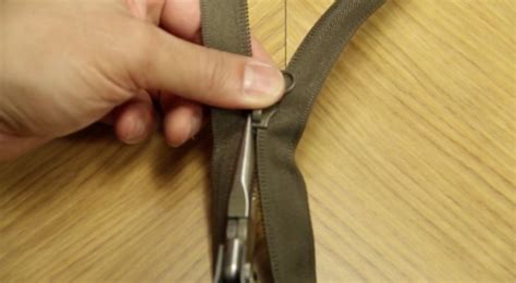zipper  longer closes properly find    fix  zip