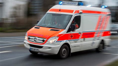 Rettungseinsatz 22 Jähriger Verliert Bei Regen Kontrolle über Auto