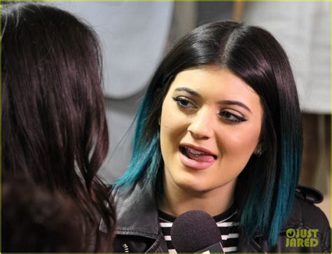 Kendall And Kylie Jenner Try To Kill Each Other In Muchmusic Video Awards