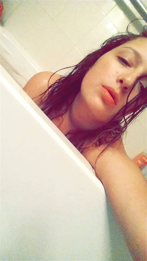 Sierra💄 On Twitter Local Girl Takes Bath Selfie And