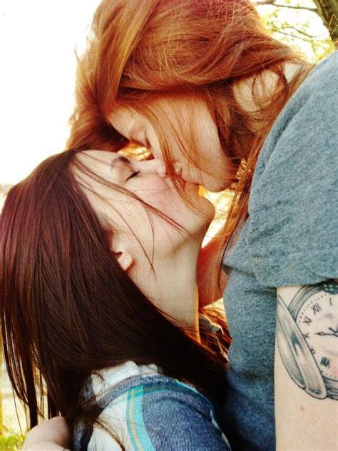 Pin By Szenelesbe Magazin On My Style Lesbians Kissing Girls In