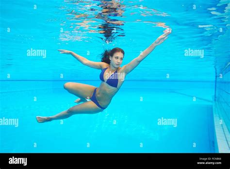 Junge Frau Mit Einem Bikini Beim Schwimmen Unter Wasser In Einem