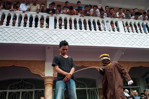 印尼亚齐省9名男子因赌博被当众实施藤条杖罚 国际新闻 环球网