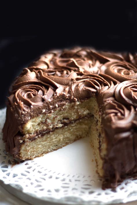 Rich Vanilla Cake With Chocolate Fudge Icing Erren S Kitchen