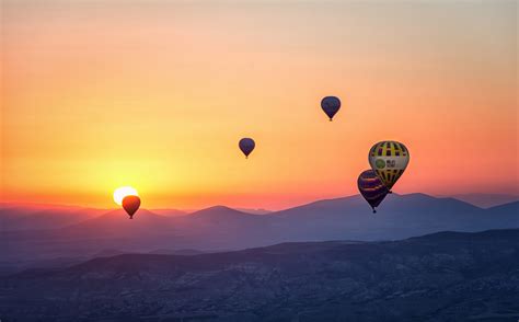 hot air balloon rides   world  travel women