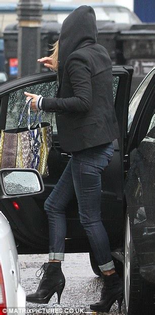 hug a hoody kate moss protects her hair as she goes shopping in