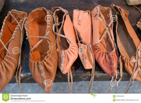 de traditionele roemeense schoenen van het boerleer stock afbeelding image  horizontaal