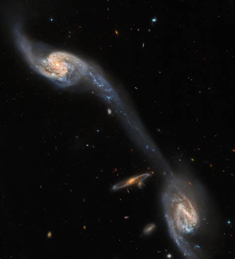 長～い潮汐尾で結ばれた2つの銀河 ハッブルが撮影した特異銀河「arp 248」（sorae 宇宙へのポータルサイト） Yahoo ニュース