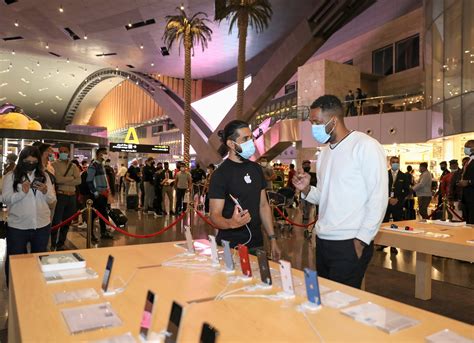 qatar duty  opens apple store  hamad international airport  moodie davitt report