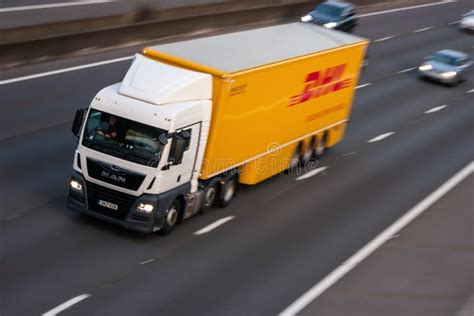 dhl vrachtwagen  motie op britse autosnelweg  redactionele stock foto image  verkeer