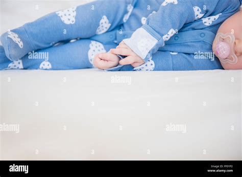 Kaukasische Mädchen Auf Bett Stockfotografie Alamy