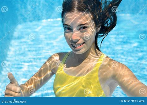 Mädchen Schwimmt Im Unterwasser Swimmingpool Glücklicher Aktiver