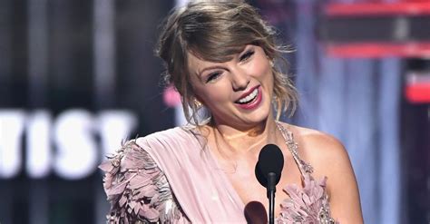 Taylor Swift Meets The Team Who Left Her Inspiring Messages During Her