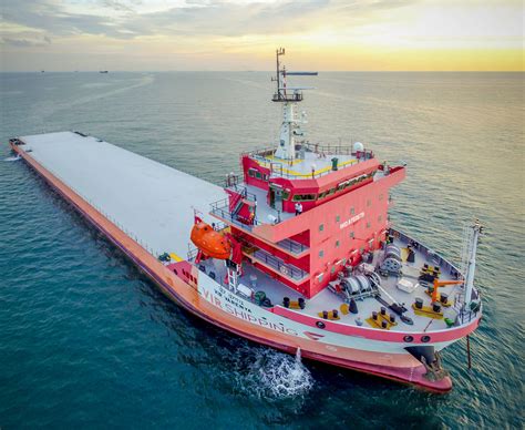 deck carrier joins united heavy lift fleet