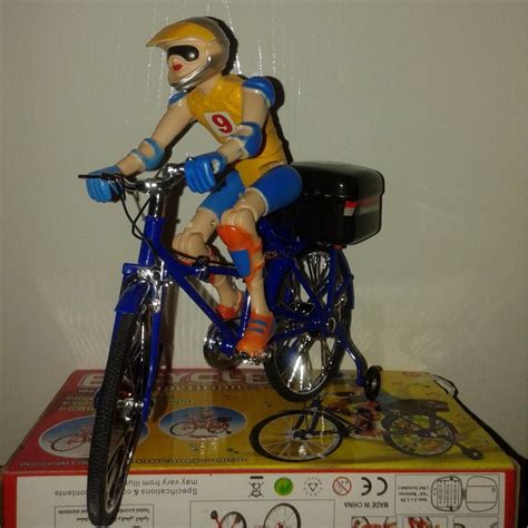 Boneca Na Bicicleta E O Ciclista Pelo Preço De Um Barato R 145 99