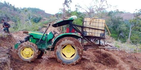 pekerja tewas tertimpa traktor  terguling  gorontalo
