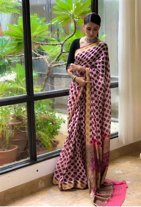 10 types of beautiful sarees worn by pakistani celebrities