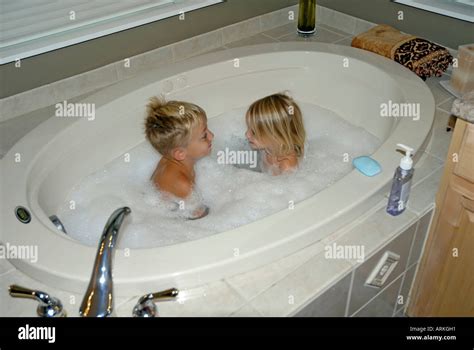 brother sister in bath bubbles fotos und bildmaterial in hoher