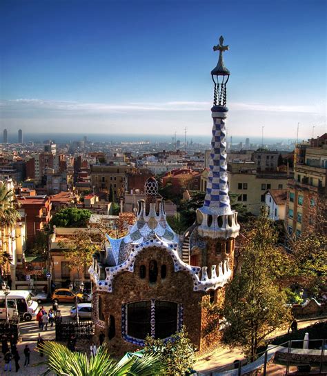 fotos de edificios curiosos en barcelona
