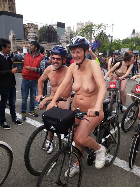 girls of the london wnbr world naked bike ride porno foto s xxx pics