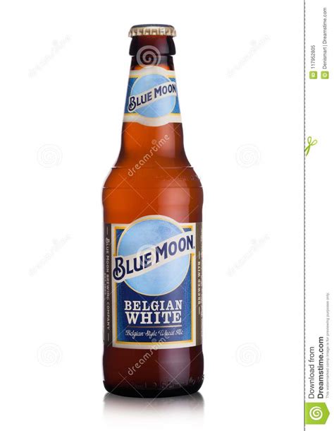 londen het uk  juni  fles blauw maan belgisch wit die bier door millercoors op wit
