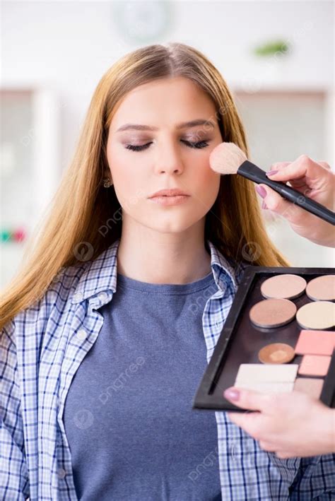 fondo mujer maquillandose en  salon de belleza foto  imagen