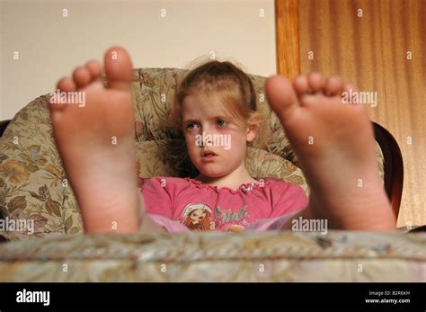 Ein Junges Mädchen Sitzendes Uhren Tv Mit Ihren Nackten Füßen Ruht Auf