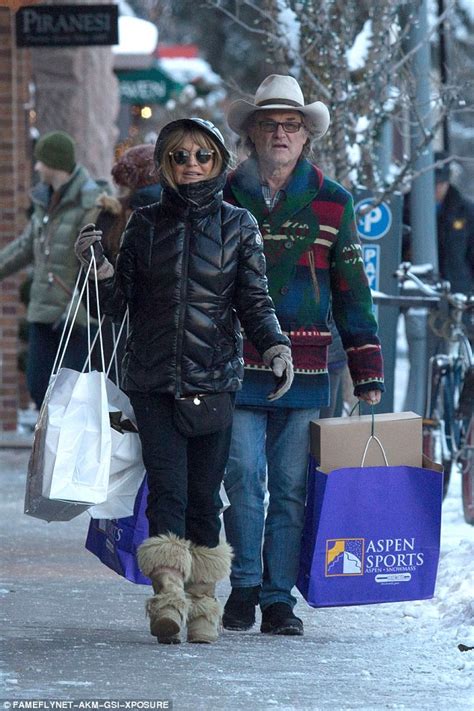 Kate Hudson Enjoys Festive Shopping Trip With Kurt Russell And Goldie