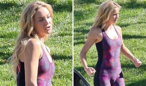 kate hudson s camel toe is impossible to miss in