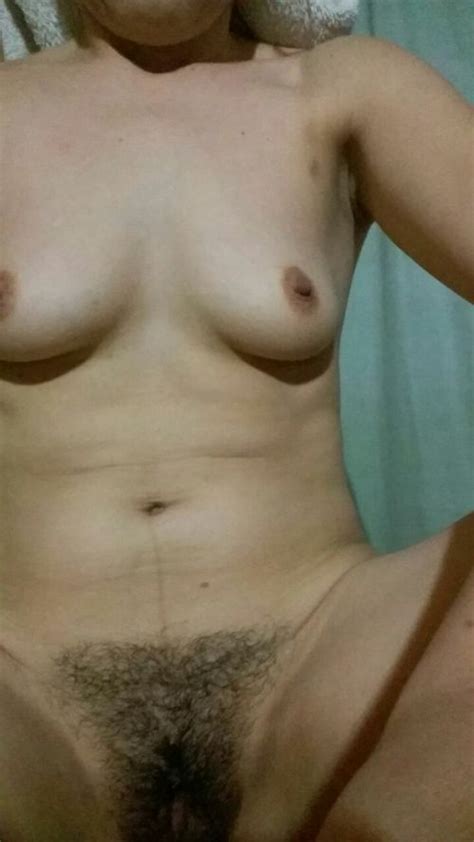 amateur con la vagina peluda mostrando la vagina peluda con las piernas abiertas en