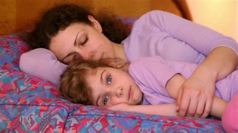 Mother And Daughter Lay On Bed Mom Sleeps But Girl Does Not — Stock