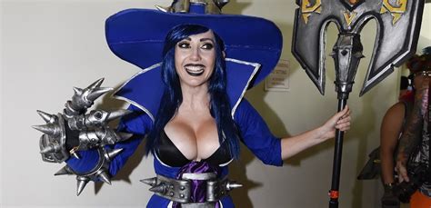 the sexiest bikini and costume photos of jessica nigri ‘queen of cosplay