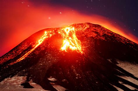 chiles villarica volcano erupts  images