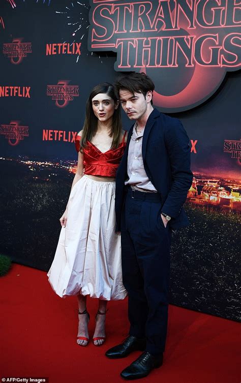 stranger things natalia dyer poses with charlie heaton at