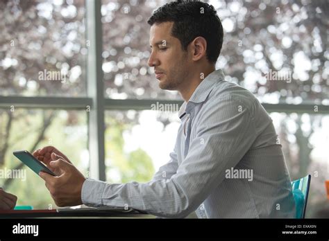 mann mit digital tablette seitenansicht stockfotografie alamy