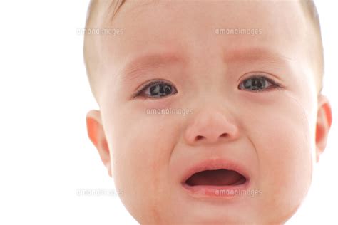 赤ちゃんの泣き顔のアップ[11038014494]｜ 写真素材・ストックフォト・画像・イラスト素材｜アマナイメージズ