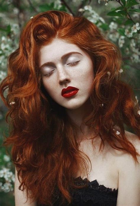 female redhead cheveux roux sourcils noirs beaux
