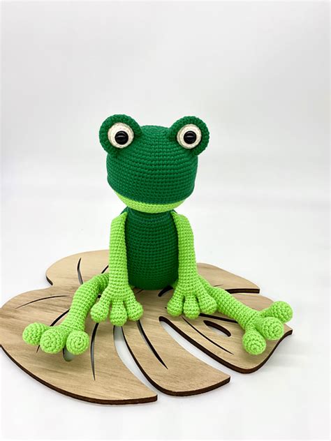 ravelry frederick  frog pattern  cuddly stitches craft