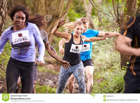 concurrenten die van een looppas  een bos genieten bij een duurzaamheidsgebeurtenis stock foto