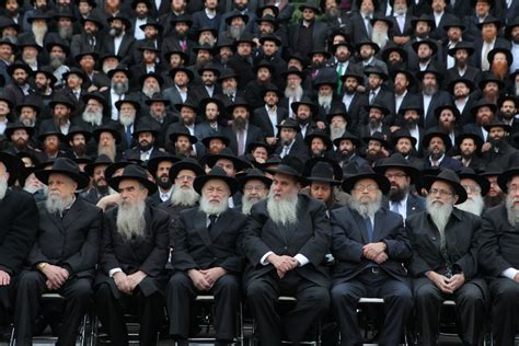 photo slideshow thousands  chabad rabbis gather  nyc