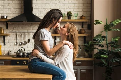 passionné lesbienne jeune couple s aiment dans la cuisine photo gratuite